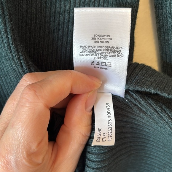 Express Ribbed Turtleneck Sweater NWT - Picture 4 of 6